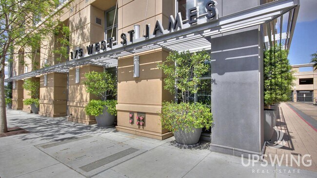 Building Photo - Fantastic 2 Bed/2Bath Penthouse with Panor...