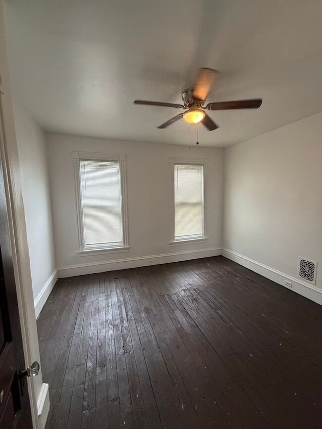 Building Photo - 3 Bedroom House