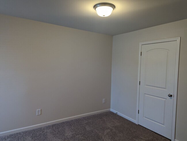 Building Photo - 3-Bedroom End Unit Townhome w/ Garage-Salisbury