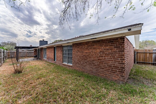 Building Photo - 6314 Senators Dr