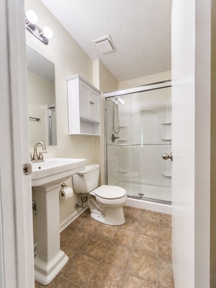 Master bath. - 5484 Pine Top Cir