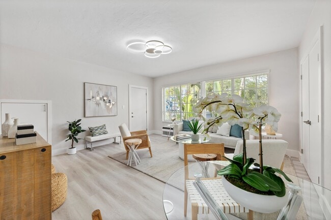 Building Photo - 2418 Flamingo Dr