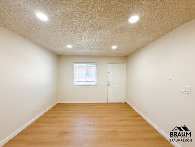 Building Photo - 221 W Elm Ave