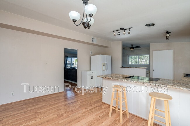 Building Photo - 6844 E Kingston Dr