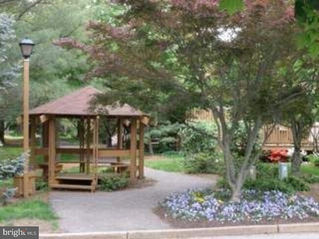 Building Photo - 2217 Sayre Dr