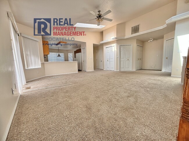 Building Photo - 4 bedroom 3 bathroom - 2 car garage -This ...