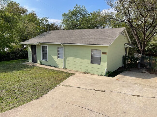 Building Photo - 2 bedroom house on Beach street