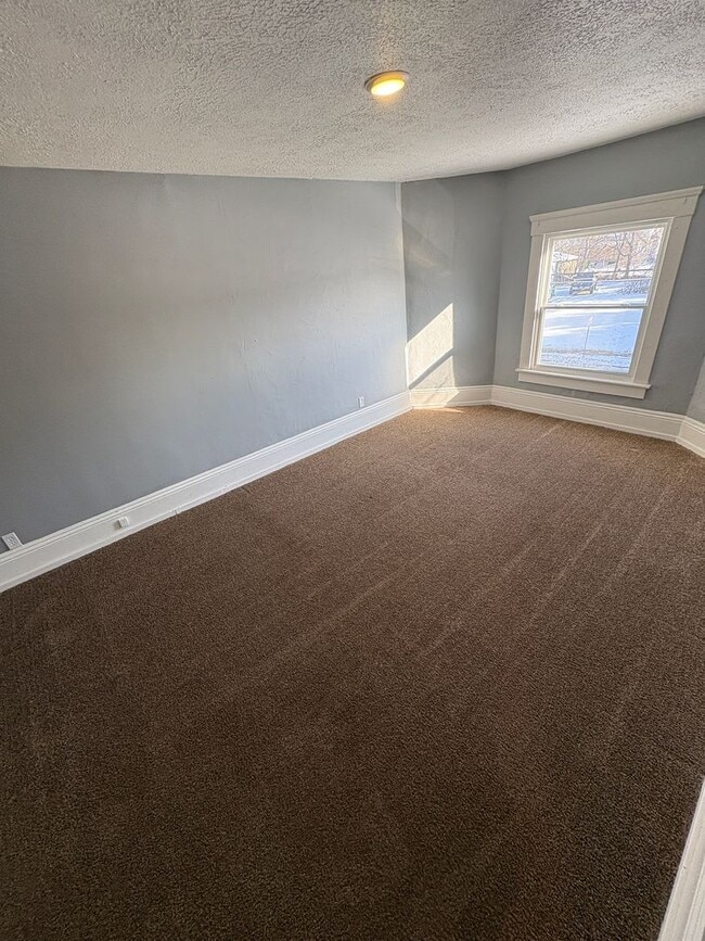 Building Photo - Move-In Ready 5-Bedroom Home in Prime Barberton Location