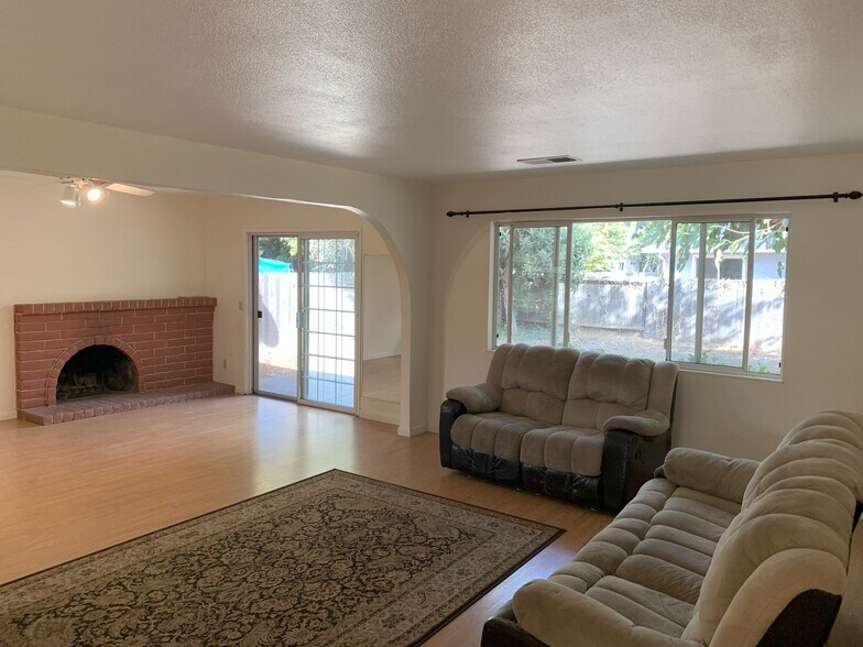 Building Photo - 2823 Cascade Pl