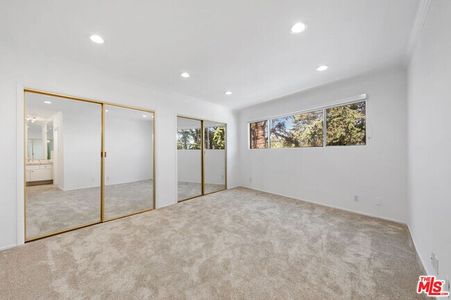 Building Photo - 222 7th St