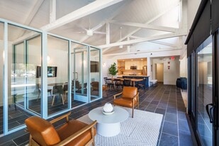 Building Photo - Creekwood