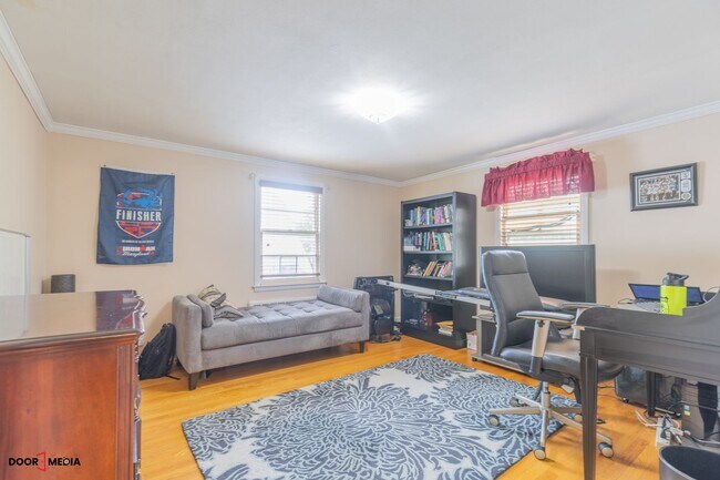 Building Photo - Short Term Furnished Rental -3 Bedroom Spl...