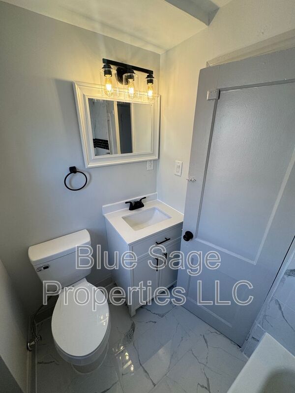 Building Photo - 1229 Wilson Dr