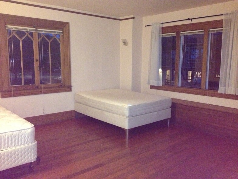 Double front bedroom - 2615 Parker St
