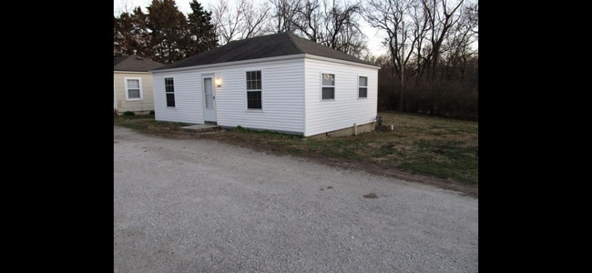 Building Photo - 10706 Hickman Mills Dr