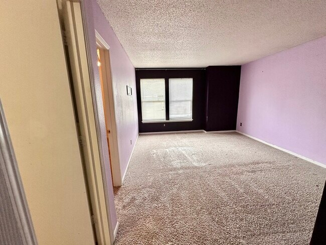 Building Photo - Perry Township 3 bedroom 2.5 bathroom