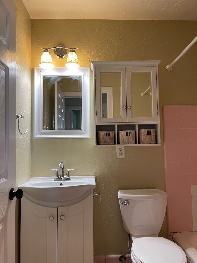 Building Photo - CHARMING 4 BED 2 BATH HOUSE NEAR DOWNTOWN