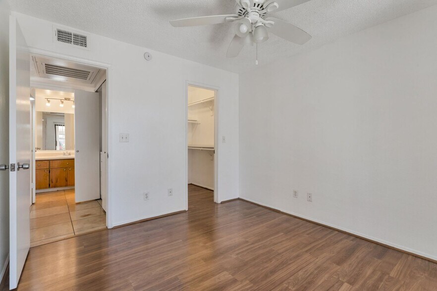 Building Photo - 4850 E Desert Cove Ave
