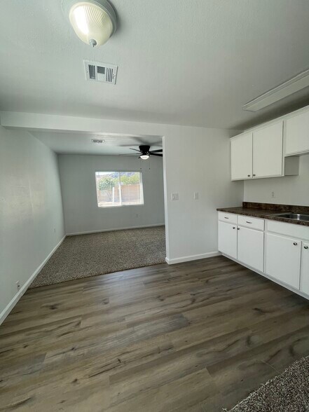 Building Photo - 1529 E Sunnyside Dr
