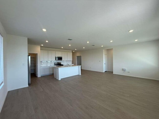 Building Photo - 261 Seven Seas Dr