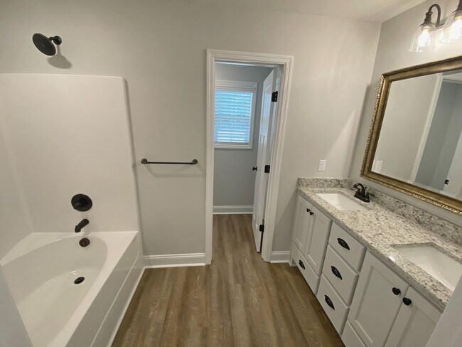 Building Photo - 3 bedrooms, 2 baths in Hahira/North Lownde...