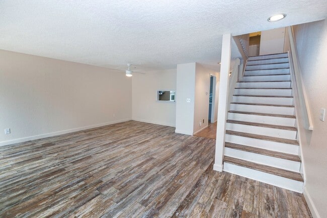 Building Photo - Inviting 2-Bedroom, 2.5 Bathroom Home in G...