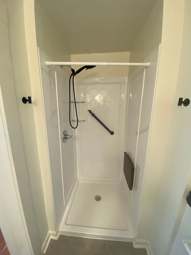 Building Photo - Great 2BR/1B Apartment in Historical House!