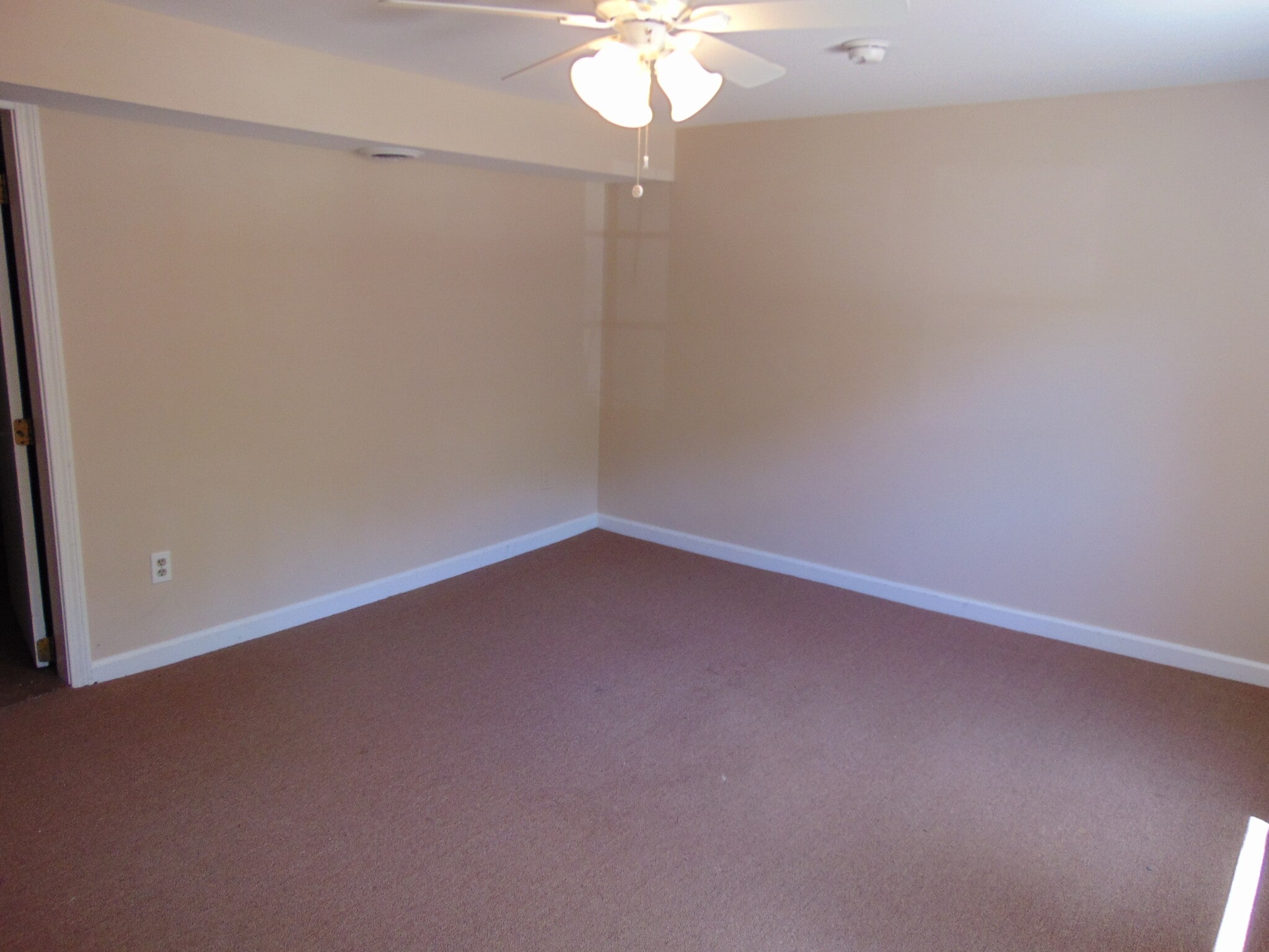 Building Photo - 322 Main St