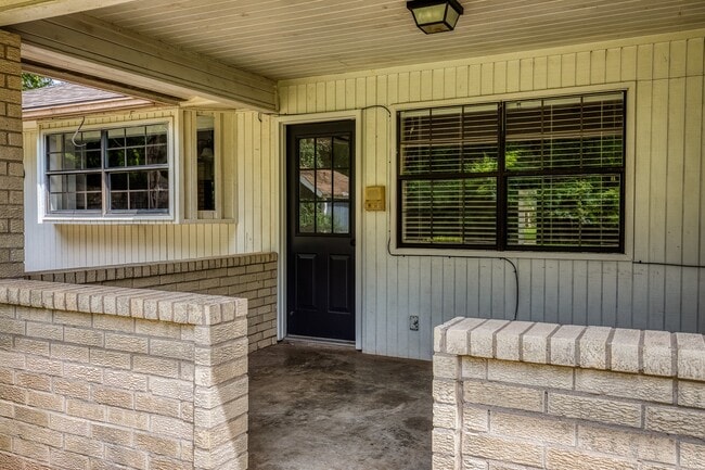 Building Photo - 216 Duerr Dr