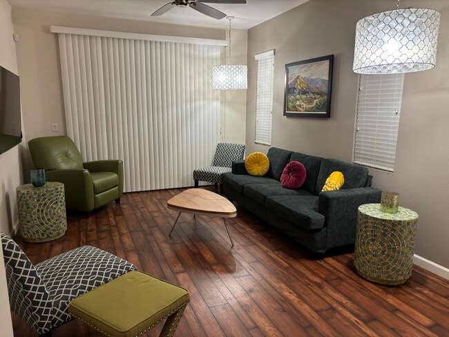 Building Photo - 520 Calle Vibrante