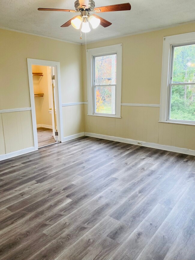 Building Photo - 7 Maple St