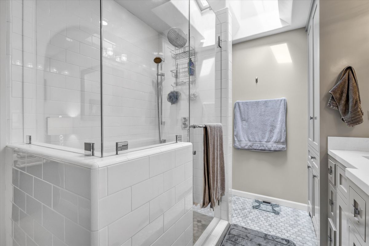 Building Photo - 2740 Highland Way