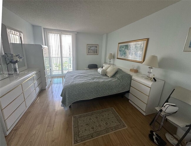 Building Photo - 100 Bayview Dr