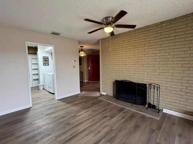 Building Photo - 3Br 3Ba House with Pool Across- RIVERFRONT with Balcony Observation Deck