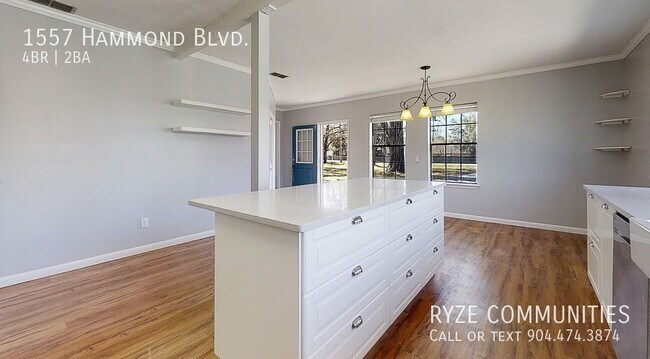 Building Photo - Beautiful Pool Home - Fenced in Yard - Sty...