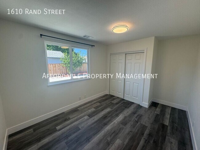 Building Photo - 1610 Rand St