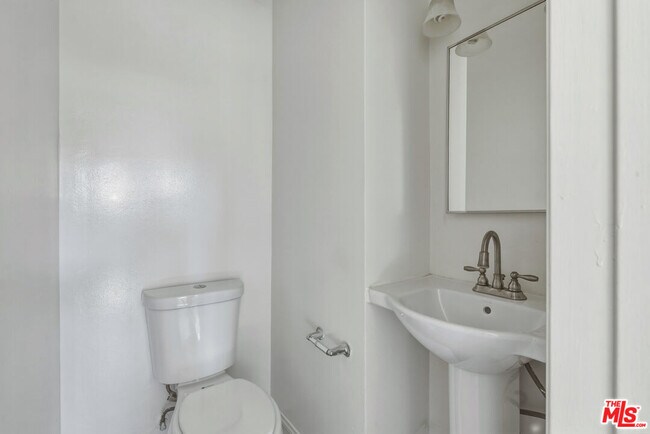 Building Photo - 11746 Goshen Ave