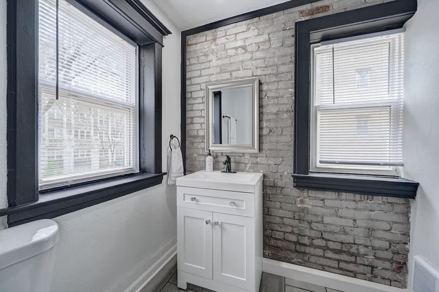 Building Photo - 1930 N Prospect Ave