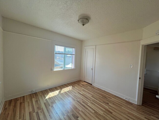 Building Photo - *Available Now! 1 Bedroom Apartment Walkin...