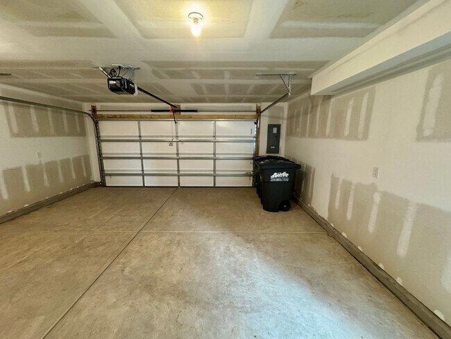 Building Photo - Beautiful, New Construction, 3-Story, 4BR/...