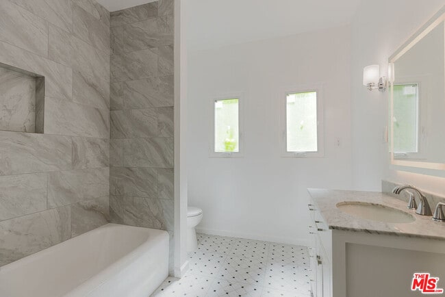 Building Photo - 1122 S Tremaine Ave