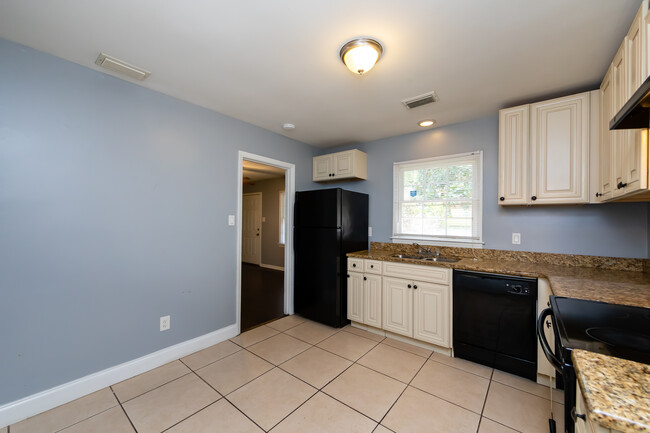 Building Photo - 4713 Belle Plaine Dr