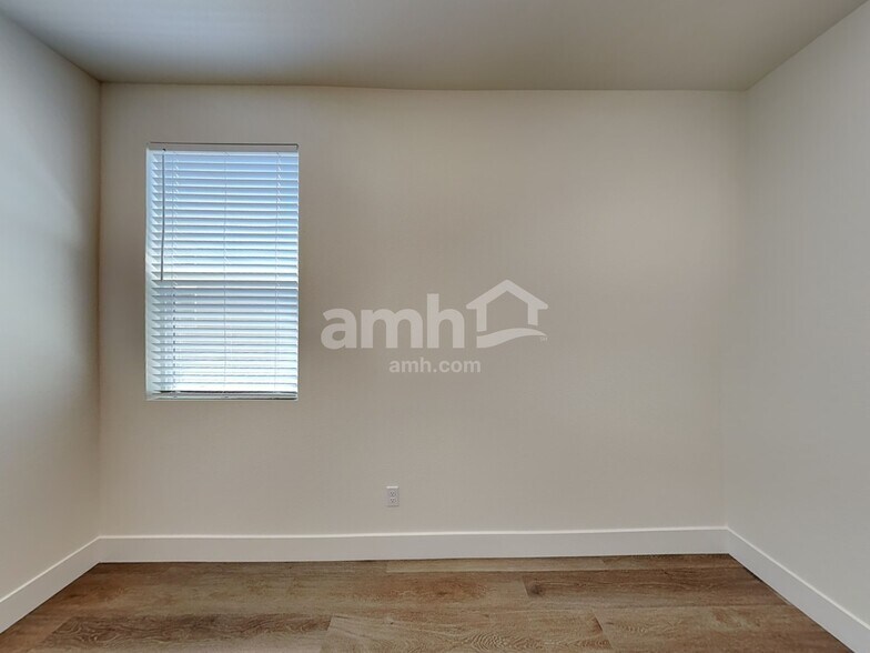 Building Photo - 518 Silverbell Fls Pl
