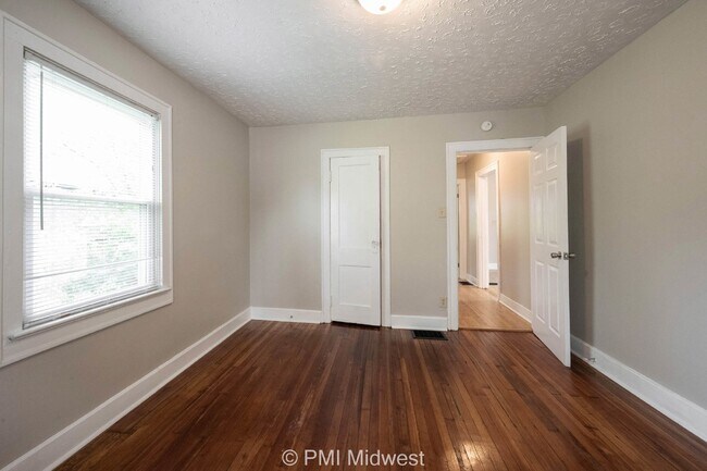 Building Photo - Charming 2-Bedroom Home with Hardwood Floo...