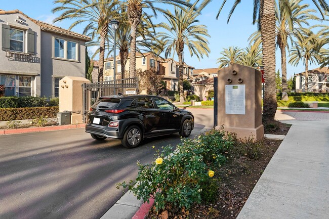 Building Photo - CORNER TOWNHOME IN MISSION GARDENS WALK-UP...