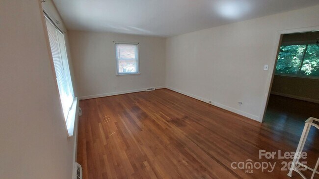 Building Photo - 3813 Selwyn Ave
