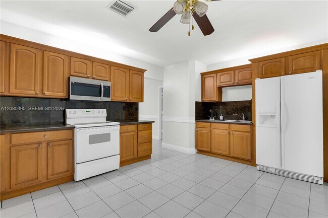 Building Photo - 9441 SW 27th Dr