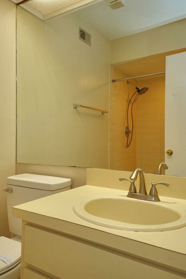 Building Photo - Spacious 2bd 2bth home with bonus room!