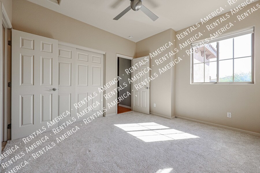 Building Photo - 3966 E Crest Ln