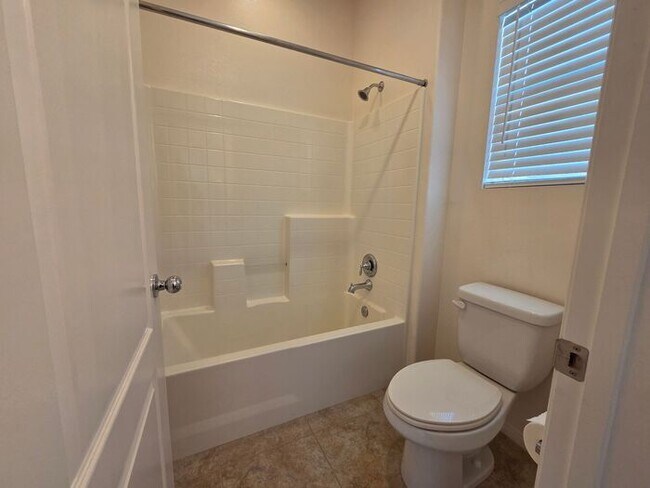 Building Photo - New Listing!